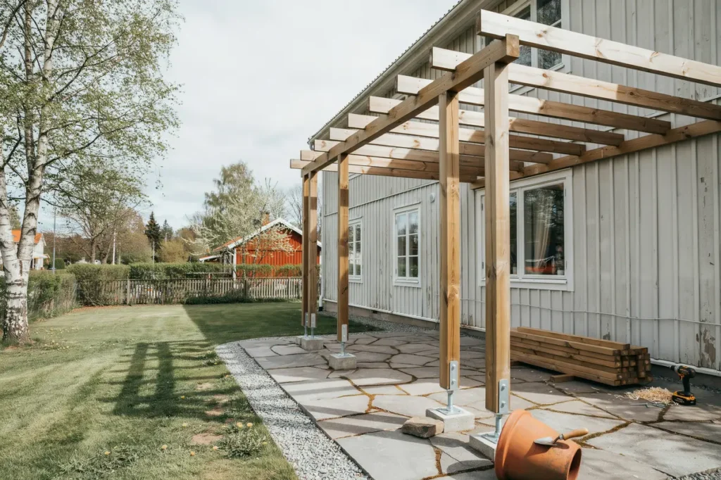 bygga pergola vid huset regler f rankring materialval och kostnad s planerar du f r skugga och l ng h llbarhet